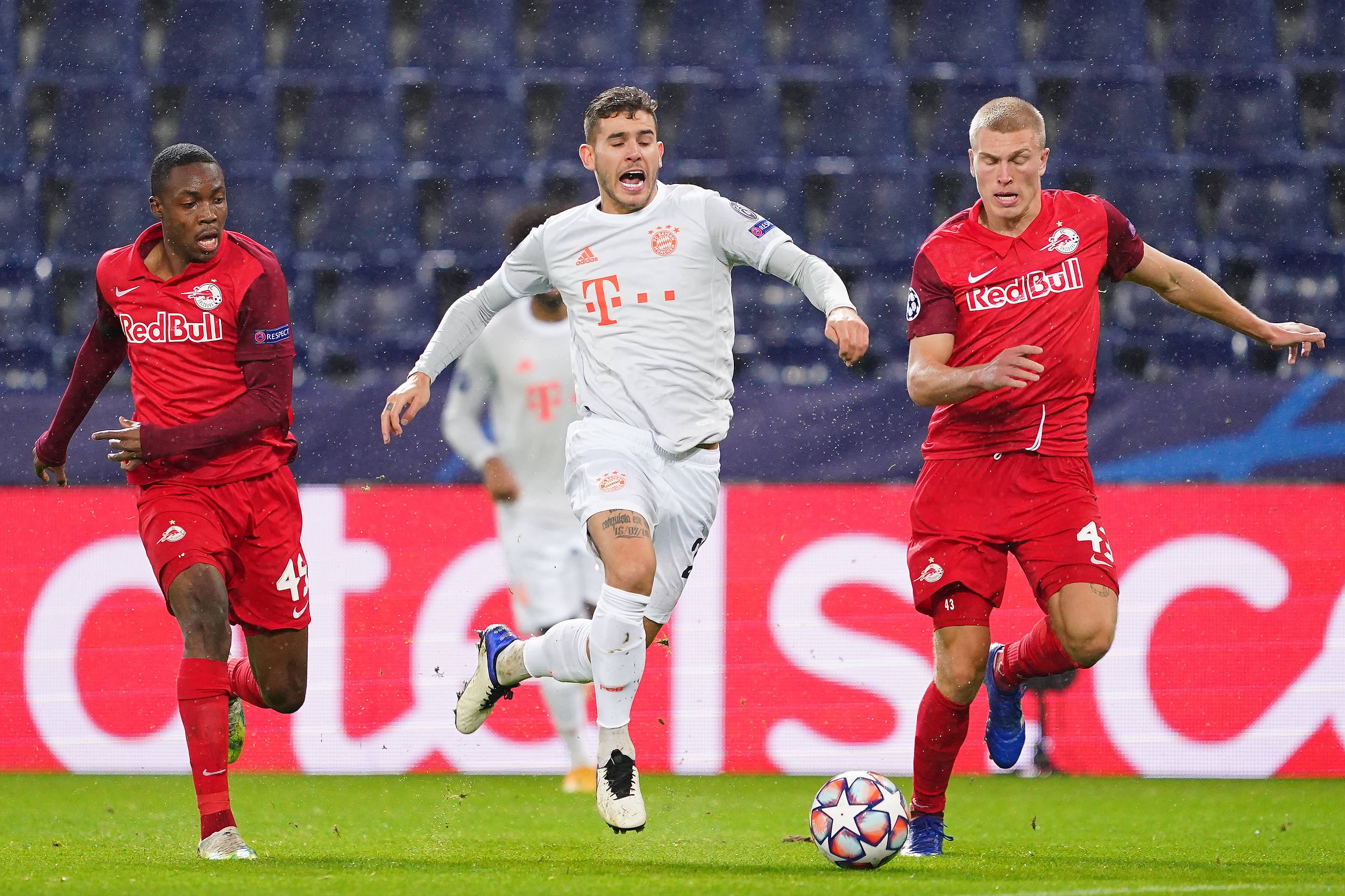 沃尔夫斯堡训练开放日;冲刺阶段队长鼓劲引观众欢呼;西甲在即;数据层面出现新趋势  沃尔夫斯堡训练开放日;冲刺阶段队长鼓劲引观众欢呼;西甲在即;数据层面出现新趋势