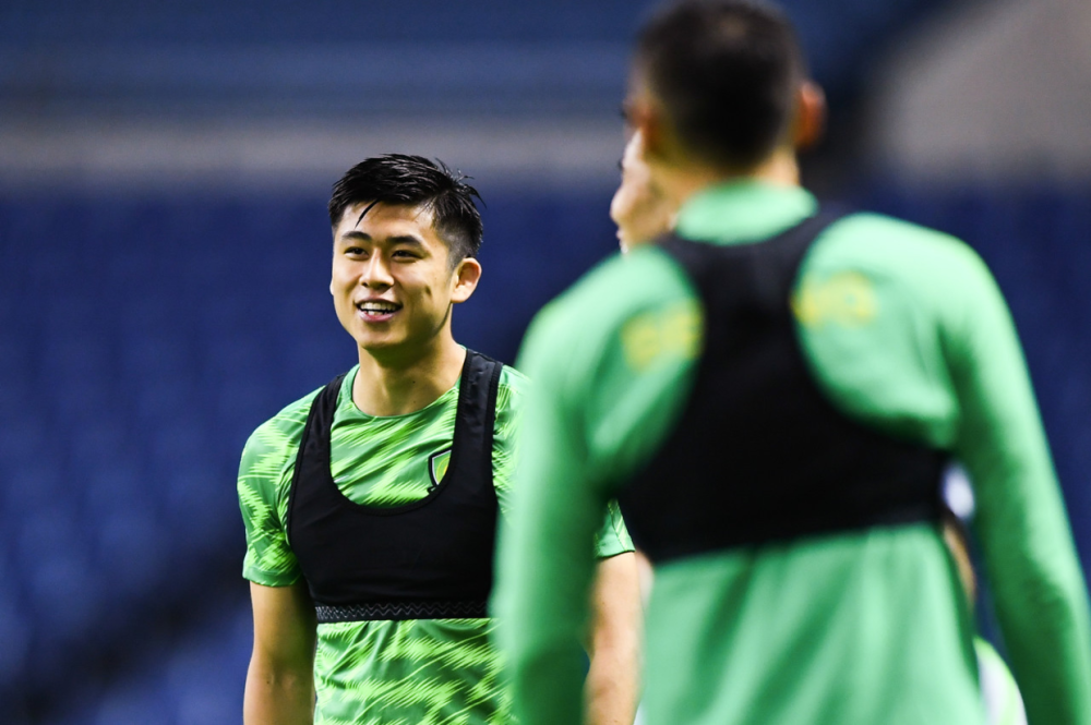  上海久事训练开放日，训练课后火线驰援引观众欢呼，英超在即，细节决定成败