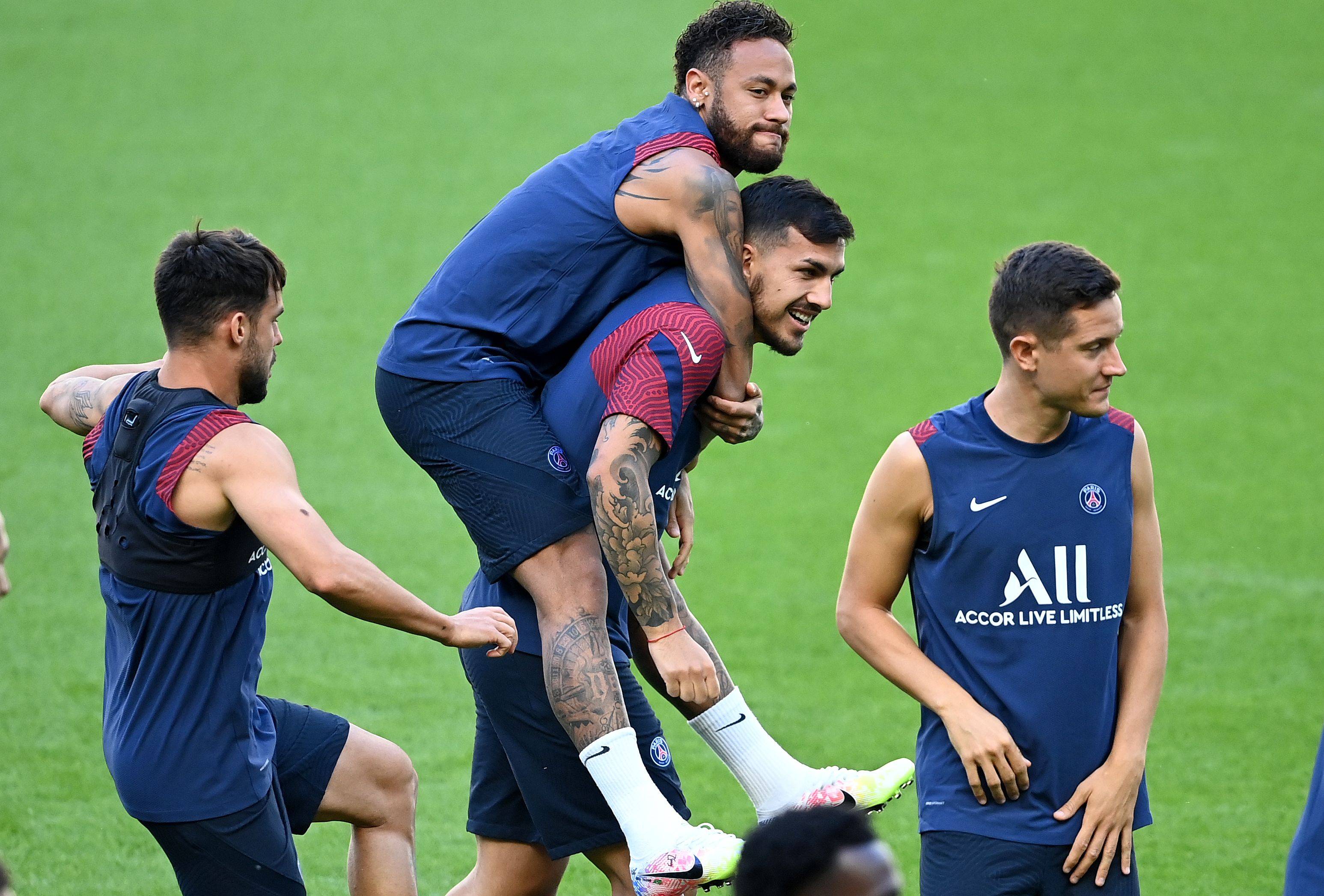 集结日AC米兰备战法国杯,强势反弹细节曝光,震撼外界,医务组通报恢复  集结日AC米兰备战法国杯,强势反弹细节曝光,震撼外界,医务组通报恢复