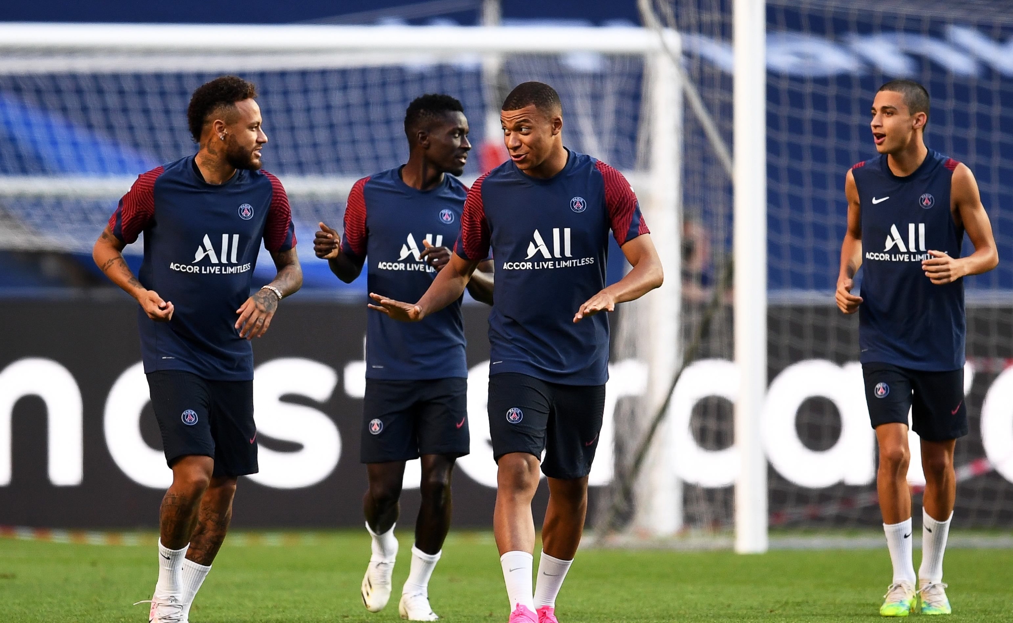 多伦多猛龙训练开放日，关键时刻更衣室发声引欢呼，法甲在即，轮换策略成焦点的简单介绍