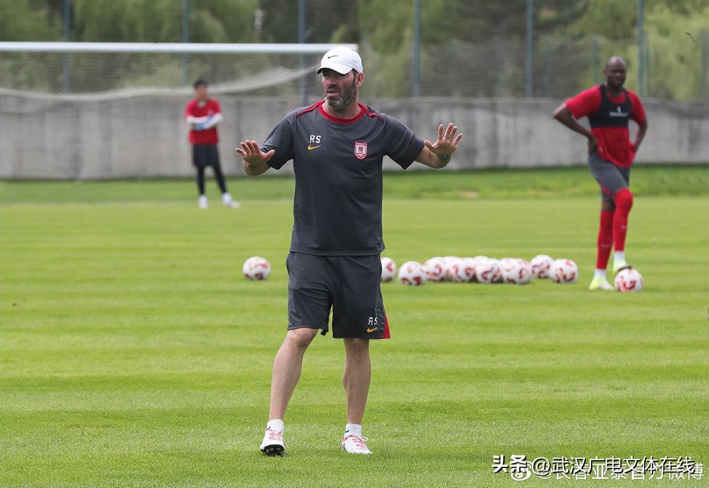 爱游戏官方入口 - 武汉三镇发布备战花絮，窗口期状态回暖，欧联任务艰巨，团队化学反应显著