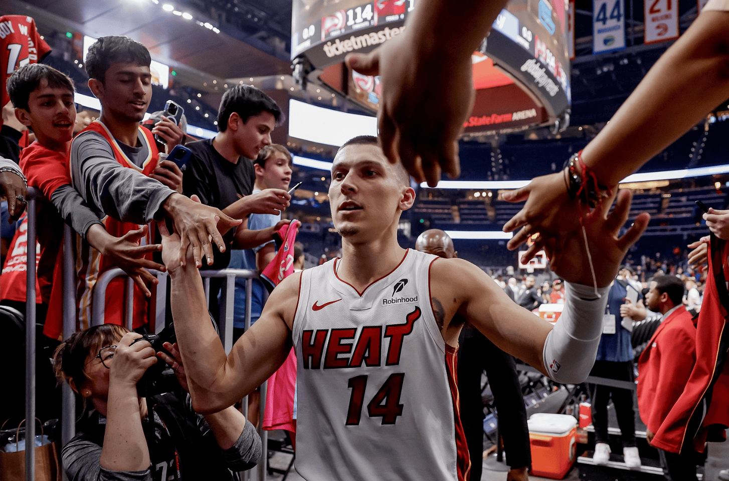 赛前迈阿密热火手感冰凉——CBA常规赛节点到来；赛场秩序良好；身体对抗强度拉满的简单介绍